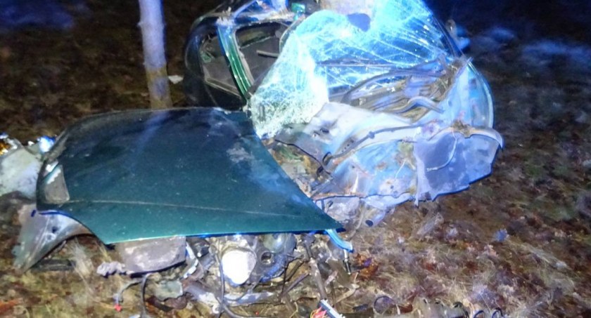 Wypadek w Dobiegniewie. Renault rozstrzaskało się na drzewie. Co ustaliła policja ?