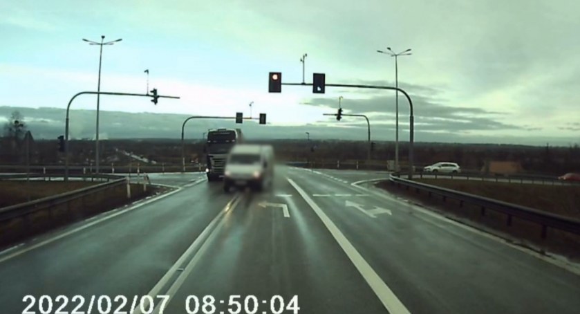 Dostawczak w ostatniej chwili wcisnął się między TIR-a. 23-latkowi grozi grzywna do 30 tys [VIDEO]
