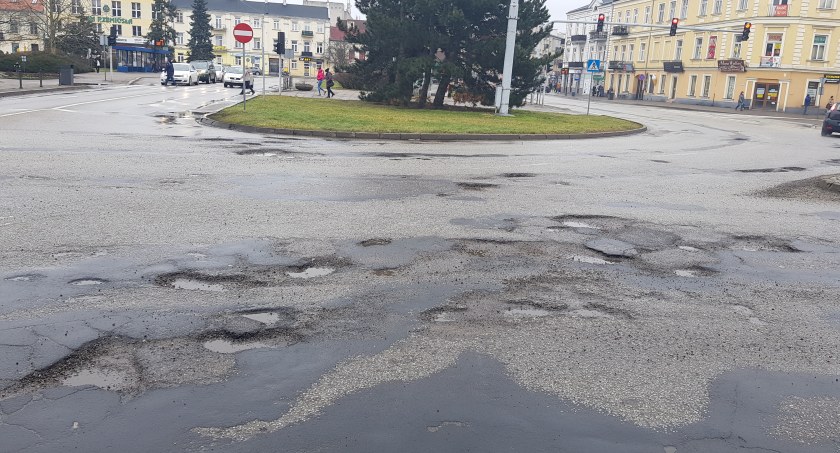 Dziura na dziurze na Placu Wolności. Tak dziś wygląda wizytówka Włocławka [ZDJĘCIA]