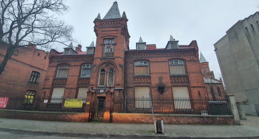 Perełka architektoniczna w samym centrum Włocławka. Kiedy przestanie straszyć?