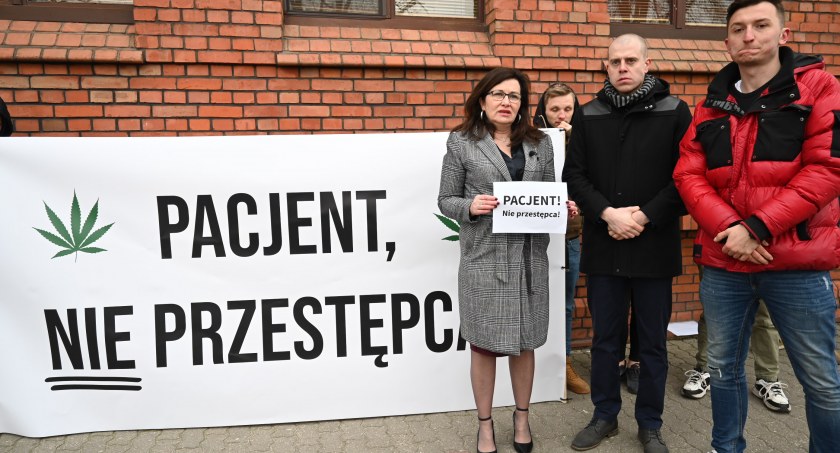 Protest aktywistów Wolnych Konopi przed sądem we Włocławku. Trwa rozprawa byłego policjanta