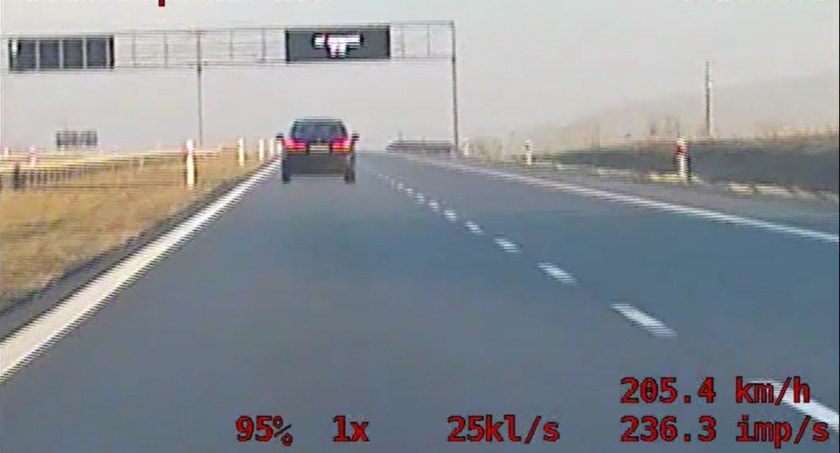 Jechał ponad 200 km/h a za nim grupa SPEED. 2,5 tys. zł mandatu dla pirata drogowego [VIDEO]