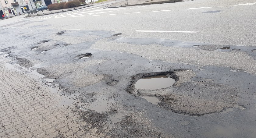 We Włocławku dziura na dziurze. Drogowcy nie nadążają ich łatać