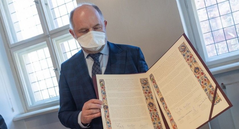 Bronią bezcennego manuskryptu. Marszałek  zachęca do podpisania deklaracji w sieci
