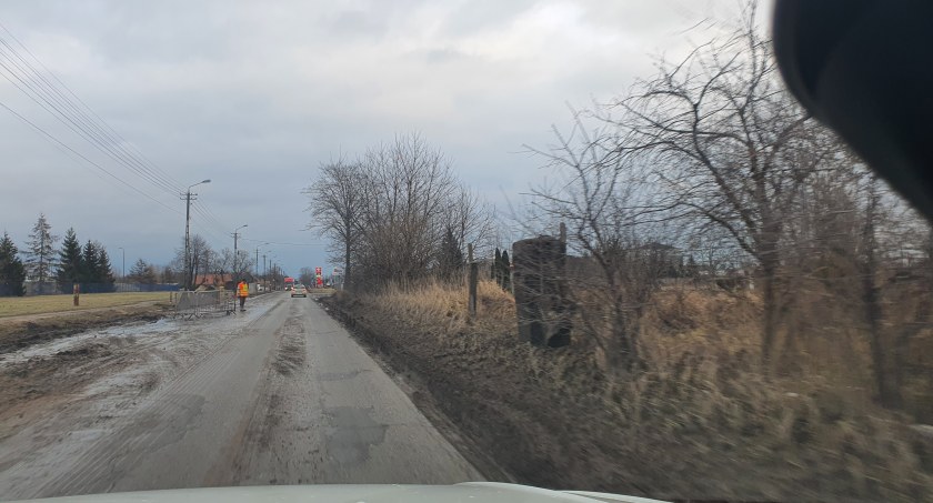 Włocławek Płocka: Po jednej stronie dziury po drugiej błoto. Jazda tą drogą to prawdziwy horror a zarazem wyzwanie