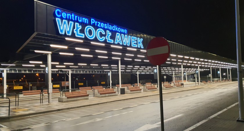 Centrum Przesiadkowe we Włocławku. Dzisiejsza wichura obnaża jego wady. Ludzie trzęsą się z zimna