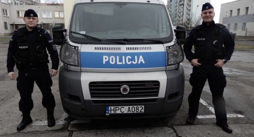 26  latek z Włocławka chciał się zabić. Miał już pętlę na szyi. Uratowali go policjanci