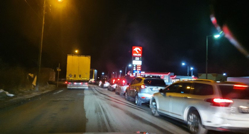 Włocławek i powiat. Gigantyczne kolejki za paliwem na stacjach. Ceny od rana mocno w górę [ZDJĘCIA]
