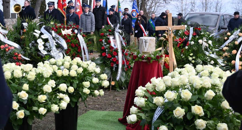 Tłumy, morze kwiatów i łzy na pogrzebie śp. Wiesława Błasiaka w Kruszynie
