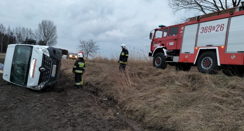 Gmina Kowal: Bus zjechał ze skarpy i się wywrócił