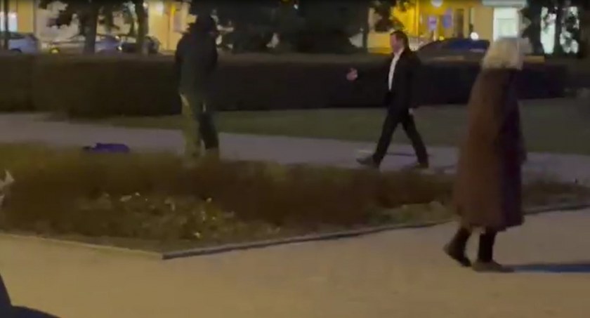 Chciał nasikać na unijne flagi we Włocławku? Wyzywał Ukraińców. Szokujące video