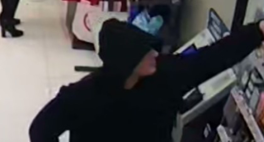 Kradzież w sklepie drogeryjnym we Włocławku. Policja szuka sprawcy