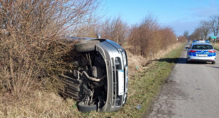 Sarna wbiegła na jezdnię. Fiat kierowany przez 35-latkę dachował [ZDJĘCIA]