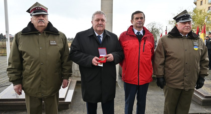Uroczystości przed  Pomnikiem Sapera -  Medal X- lecia powstania SSP we Włocławku wręczony