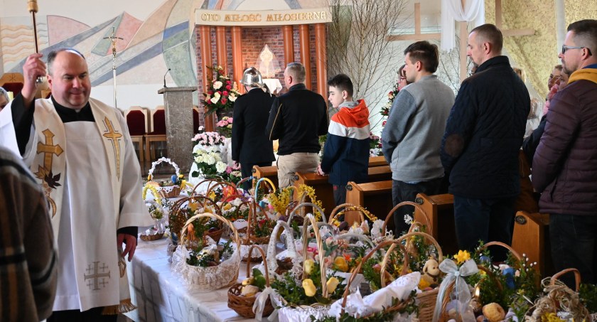 Święcenie pokarmów w kościele w Smólniku