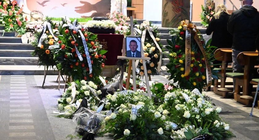Pogrzeb radnego  Jarosława Hupało we Włocławku. Zmarłego żegnały tłumy