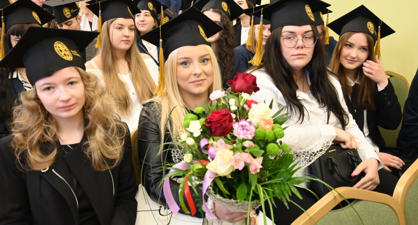 Maturzyści z Długosza we Włocławku odebrali dyplomy ukończenia szkoły [ZDJĘCIA]