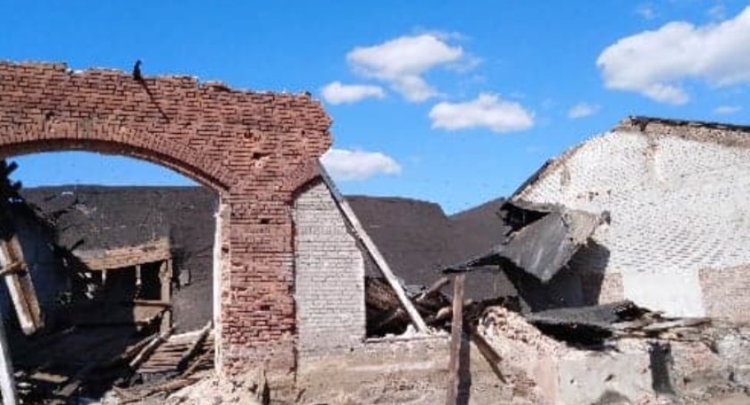 Śmigłowiec LPR pod Włocławkiem i 5 jednostek straży w akcji. Zawalił się dach budynku
