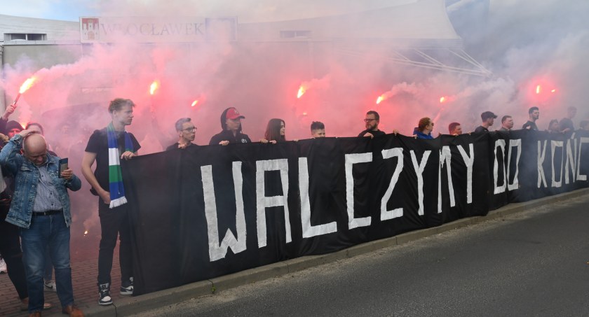 Tłumy kibiców żegnały koszykarzy ANWIL. Zawodnicy zapewniali, że jadą po zwycięstwo z Legią Warszawa [ZDJĘCIA VIDEO]