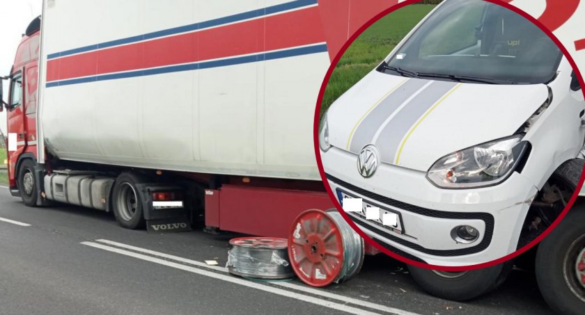 Szpule z drutem wypadły na DK62. Uszkodziły volkswagena