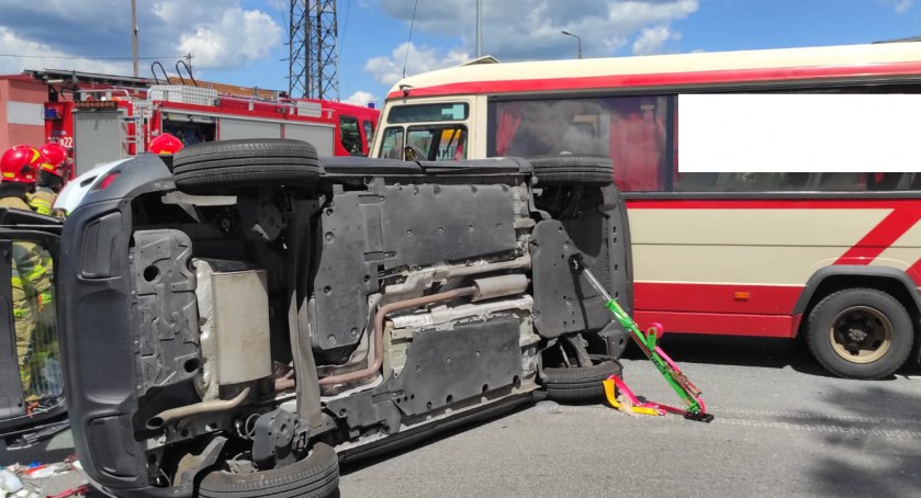 Wypadek z udziałem autobusu na skrzyżowaniu we Włocławku. Jedna osoba w szpitalu