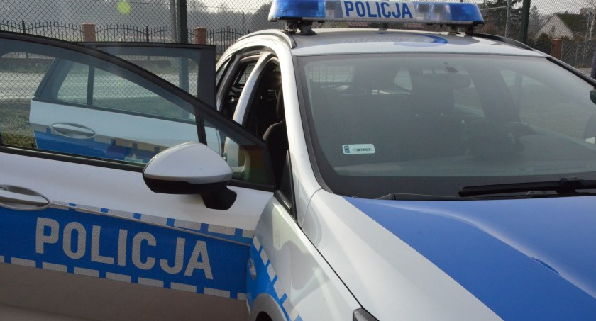 Zderzenie dostawczego peugeota z bmw na DK 62