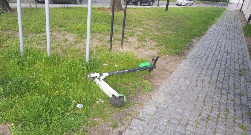 Pijany jechał hulajnogą elektryczną we Włocławku. Dostał 4500 mandatu
