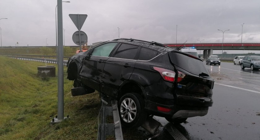 Wypadek na A1 w pobliżu Kowala. Osobówka uderzyła w bariery