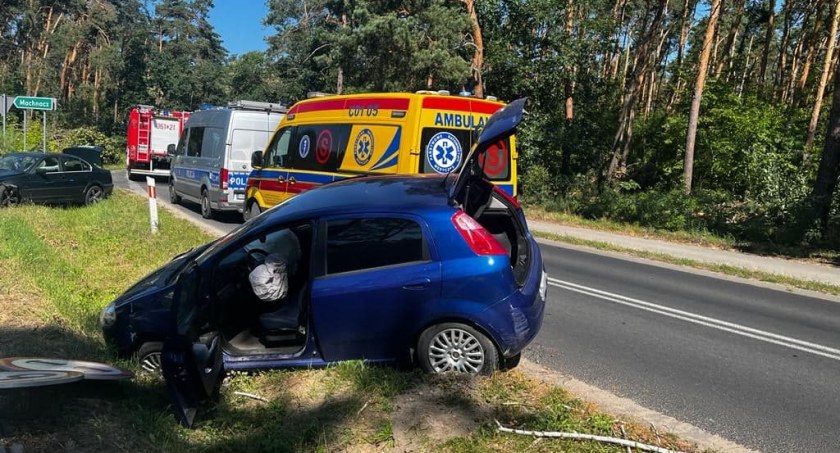 Wypadek pod Włocławkiem. Fiat zderzył się z bmw