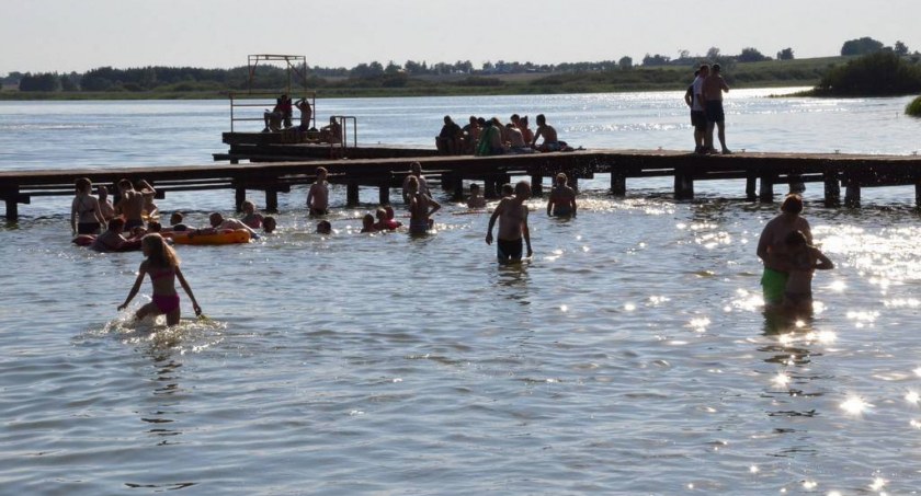 Wakacje  nad jeziorem Borzymowskim w Choceniu. Komunikat w sprawie kąpieli w kąpielisku „Plaża Choceń”