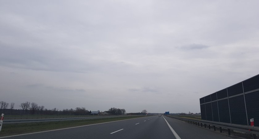 A1: Matka wracała z nad morza i zapomniała o nastoletnich córkach. Ruszyła w dalszą drogę bez dzieci