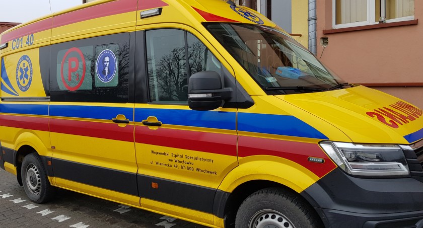 Wypadek we Włocławku. Karetka zderzyła się z peugeotem. 31-letni ratownik z obrażeniami
