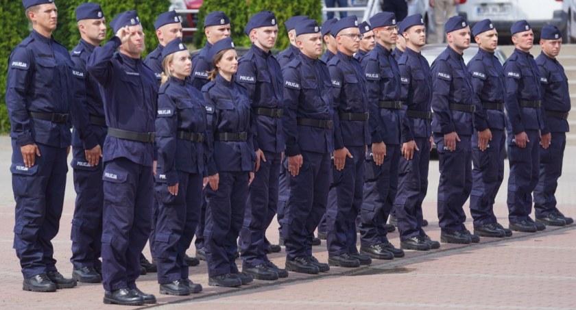 Ślubowanie policjantów. Trzech nowych funkcjonariuszy trafi do Włocławka [ZDJĘCIA]