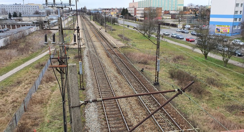 Tragedia na torach we Włocławku. Młoda kobieta wpadła pod pociąg nieopodal dworca Zazamcze