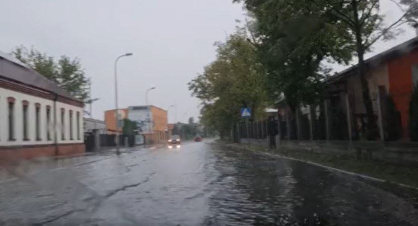 Ulewa nad Włocławkiem. Ulica Płocka zalana [VIDEO]