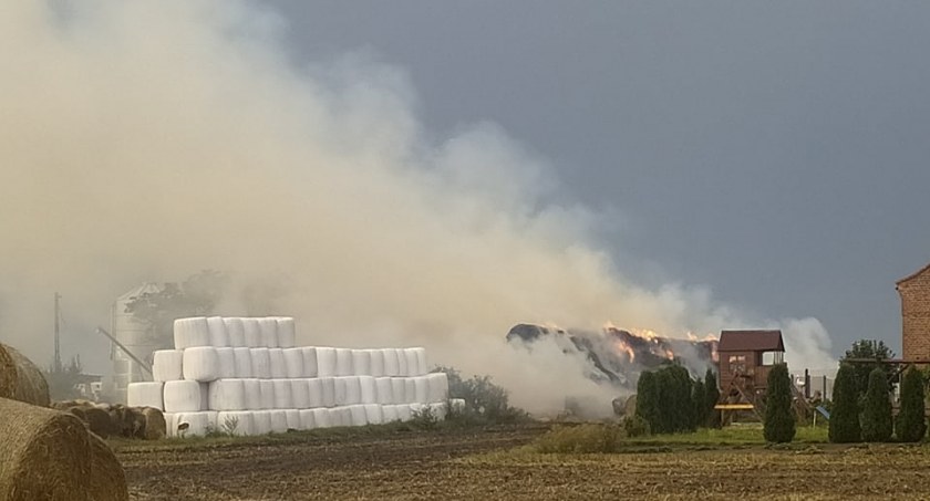 Pożar słomy w Gminie Lubraniec. Akcja trwa. Zapaliła się od pioruna