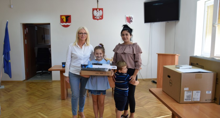Sprzęt komputerowy dla dzieci i młodzieży z Gminy Włocławek przekazany