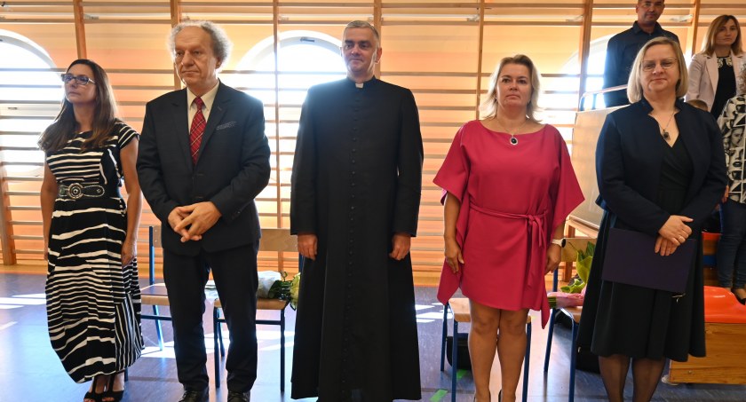 Rozpoczęcie roku szkolnego w Wilkowicach. Pożegnano dotychczasowego dyrektora i powitano nowego