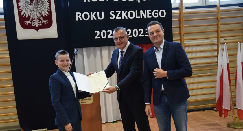 Nowy rok szkolny 2022/2023 w szkole w Wieńcu rozpoczęty [ZDJĘCIA]
