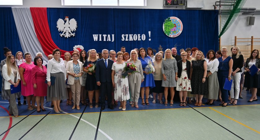 Inauguracja roku szkolnego w SP w Smólniku.  Pożegnanie wieloletniego pracownika 