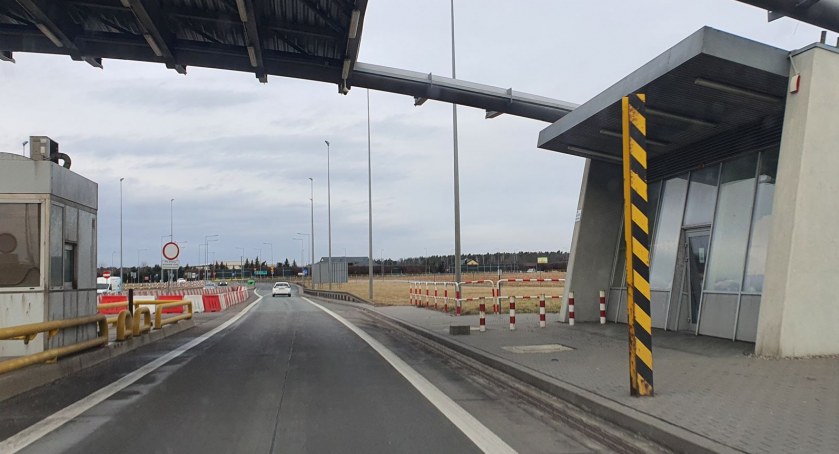 Wjechał w bramki na A1 w Nowej Wsi. 26 latek zginął na miejscu