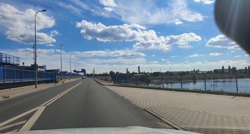 Mężczyzna skoczył z tamy we Włocławku. Na miejscu strażacy z PSP