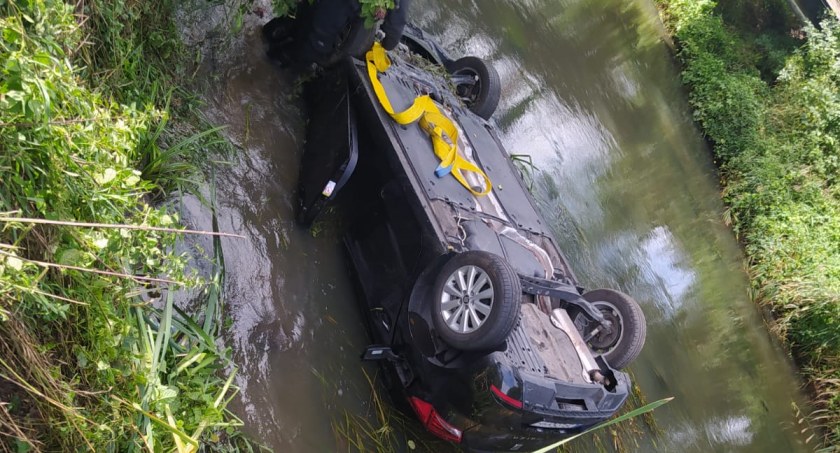 Samochód wpadł do Zgłowiączki we Włocławku. Pasażerowie wydostali się ze środka. Auto wydobyto holownikiem