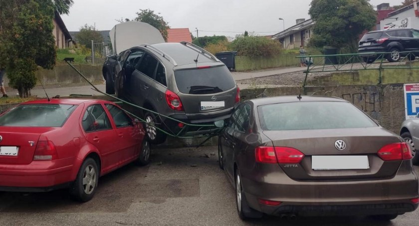W regionie opel spadł na dwa inne auta [ZDJĘCIA]