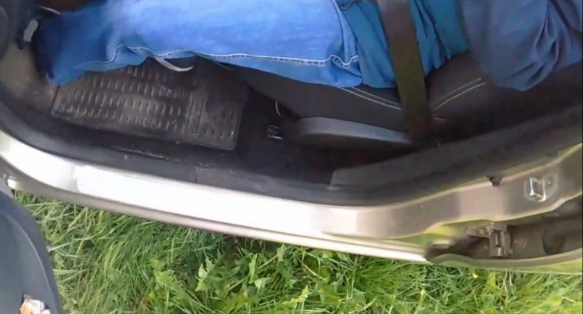 Dacia zjechała na oczach policjantek z jezdni i uderzyła w drzewo. Policjantki ze SPEED w akcji [VIDEO]