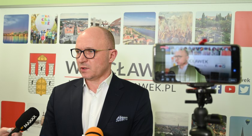 Ciemno na ulicach we Włocławku i zimno w urzędach. Co ze szkołami? Ratusz chce oszczędzać 
