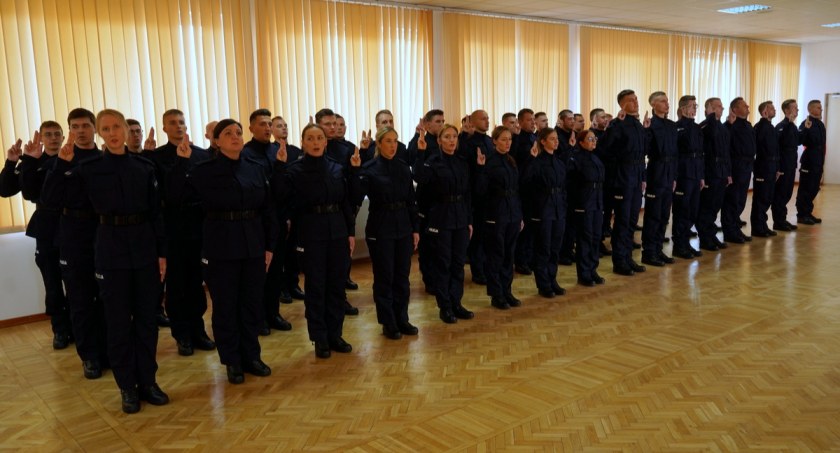 Ślubowanie 47 nowych policjantów. Trafią do Bydgoszczy, Torunia, Włocławka, Nakła i Żnina