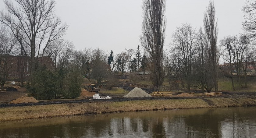 Park H. Sienkiewicza we Włocławku zmienia oblicze. Mieszkaniec pyta co się stało z drewnem z wycinki?