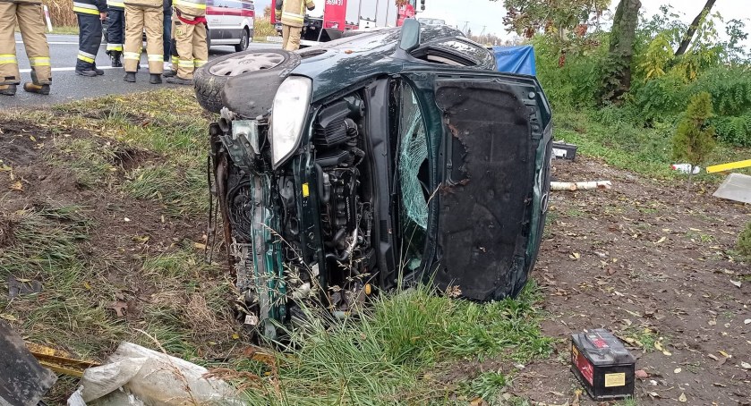 Na DK 91 Opel z przyczepką wjechał do rowu. Kierowca trafił do szpitala