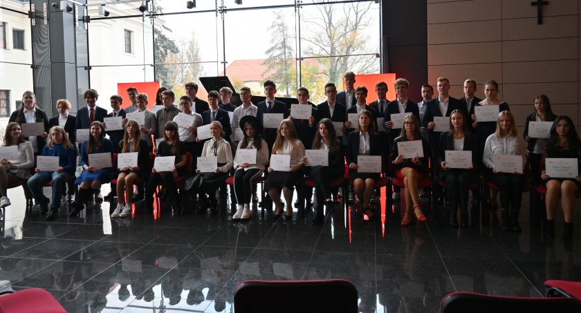 Fundacja ANWIL wspiera zdolnych uczniów. Wręczono stypendia w Muzeum Diecezjalnym